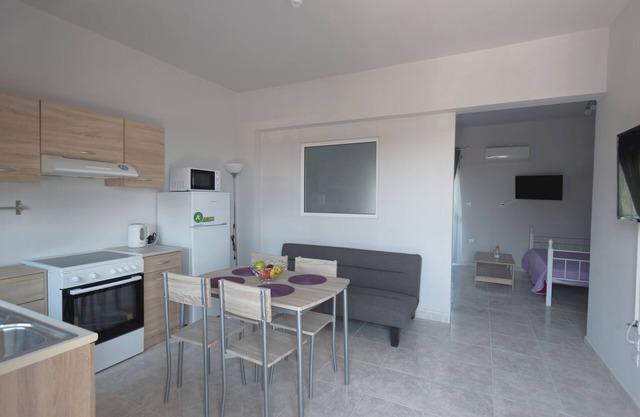 Paulsia Apartment # 2 Apartamento nuevo en el pueblo de Psintos