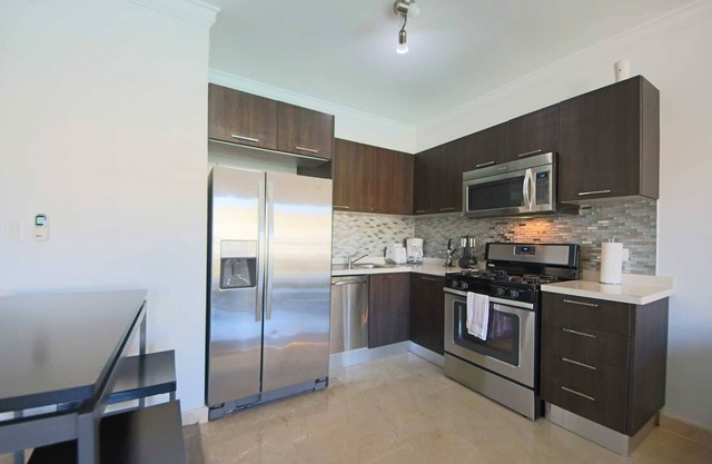 Condominio amplio y moderno, vista encantadora de la piscina desde el balcón, perfecto para parejas