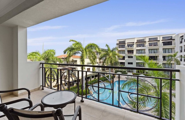 Elegancia tropical, condominio acogedor con vistas a la piscina con encanto