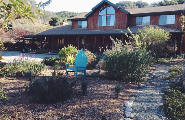 Tranquila casa de campo de 4 dormitorios y 6 acres con vistas a la montaña en la hermosa Ojai