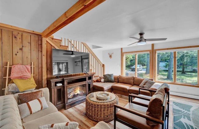Peaceful 4BR Pocono Chalet with Hot Tub & Fire Pit – Convenient Location!