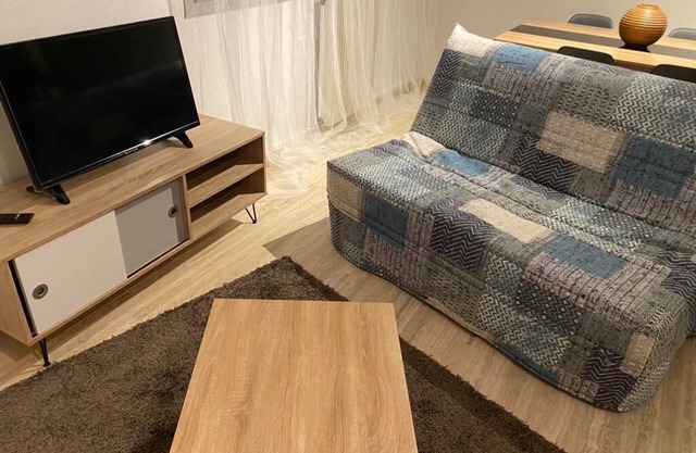 Peaceful apartment with swimming pool near shops 15 minutes from the beaches by car