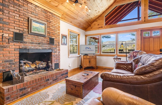 Peaceful Cabin w/ Mountain Views, Trails + Biltmore Pass | Pet-Friendly