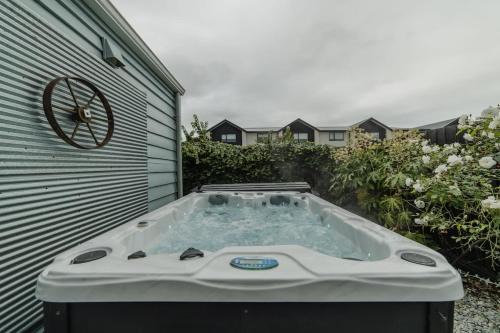 Peaceful City Cottage & Hot Tub