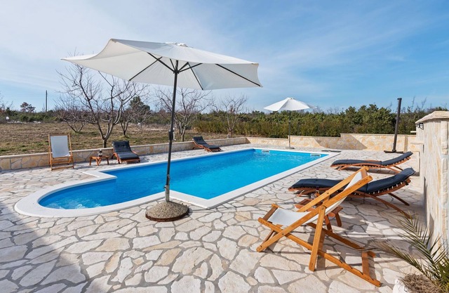 Pacífica casa rural en Benkovac con piscina