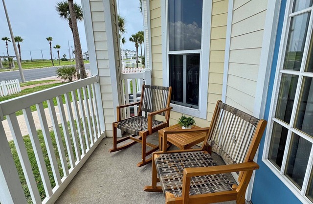 Peaceful first floor studio on North Padre Island only 5 minutes from the beach.