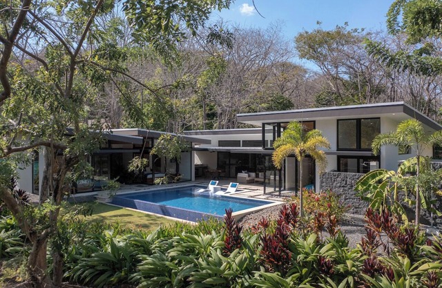 Peaceful Lake View in Luxe new 4 Bedroom