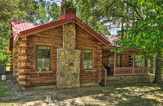 Picturesque Log Cabin < 1 Mile to Table Rock Lake!