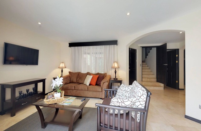Tranquilo par de condominios con piscina compartida, tenis y gimnasio, cerca de la playa