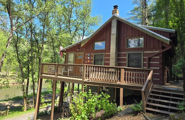 Peaceful Riverfront Log Cabin w/ Hot tub near West Jefferson