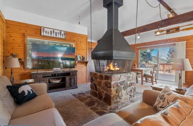 Peaceful Sequoia Getaway W/ 360 Fireplace & HotTub