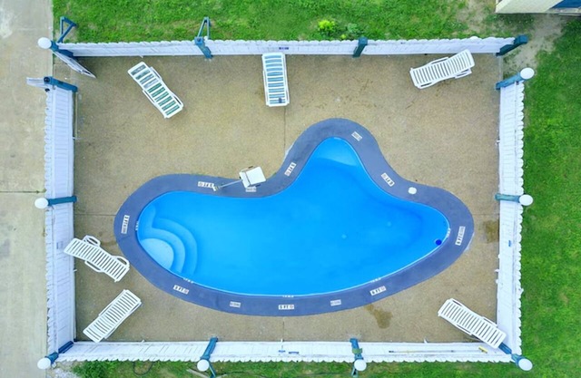 Peaceful Unit Near Dairy Queen – Pet Friendly, Pool & On‑site Parking