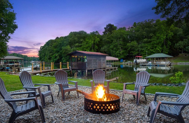 Peaceful Retreat on Lake Norman /Pontoon Boat ava.
