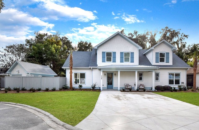 Peaceful vacation retreat on SSI within walking distance of beach & Pier Village
