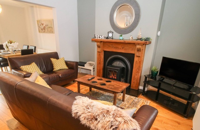 PEBBLE LODGE, pet friendly, with a garden in Kenmare, County Kerry
