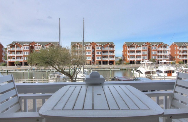 Condominio Soundfront de 3 habitaciones en Shallowbag Bay, admite mascotas, acceso por elevador y acceso a la playa