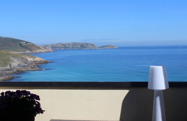 Apartamento con terraza sobre el mar en la playa Area Mayor