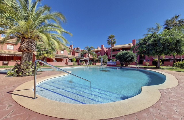 Apartamento ático, vista a la piscina, Wi-Fi, estacionamiento.