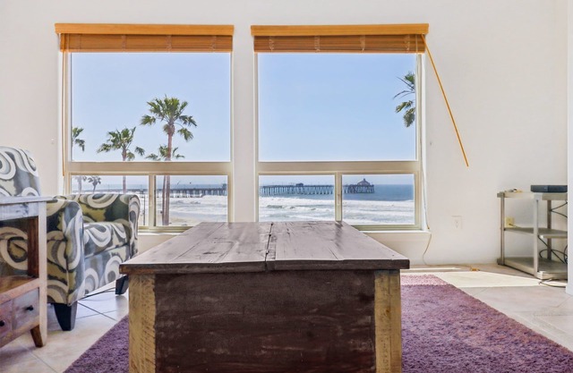 Penthouse Beach Escape! Great View. Gated Parking. WiFI. Heated Pool. Sleeps 6