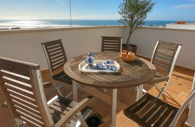 Apartamento penthouse con enorme terraza y vistas al mar.