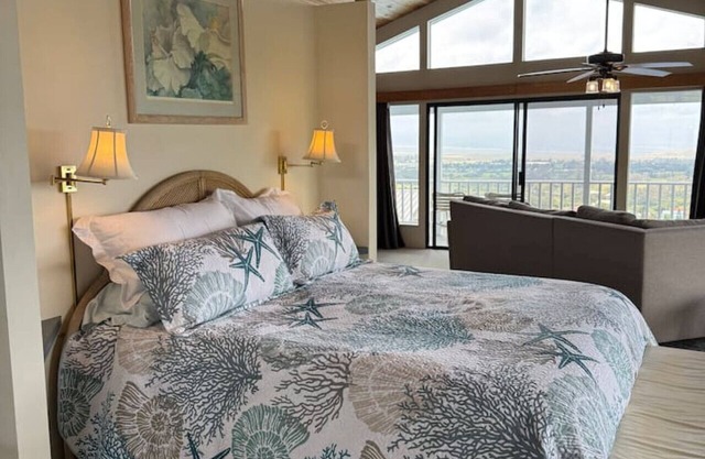 Sky-High Luxury: Stunning Waimea Penthouse with Panoramic Views!