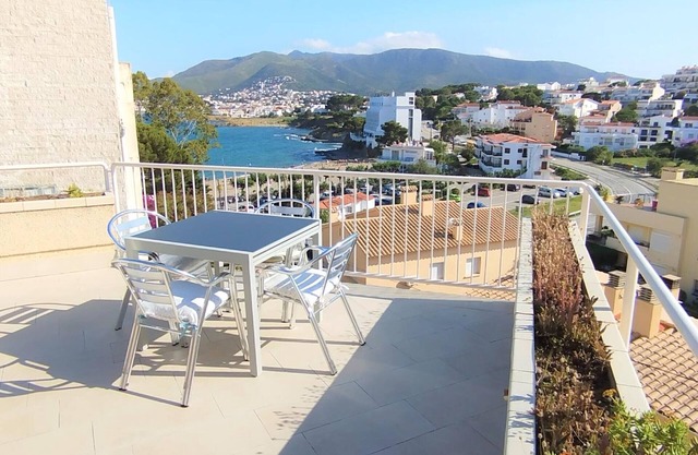 Ático en Grifeu, Llançà: Terraza, Playa a 100m, 1 Habitación, Admite Mascotas