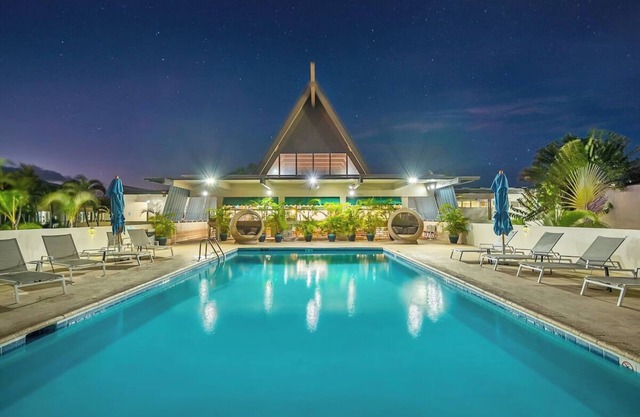 Perfect Beach Destination! 4 Stylish Ocean View Room w/ Outdoor Pool + Fireplace