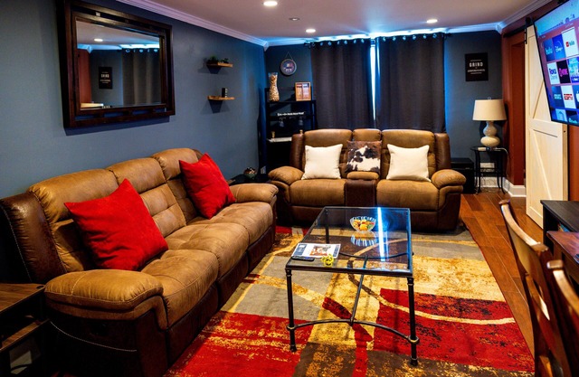 DTWN 2 Bed Condo with King Bed and Gym