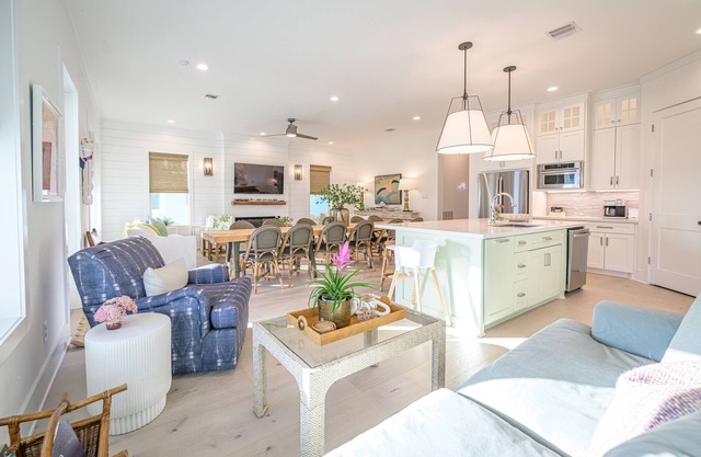 Spacious Family Getaway / Steps to Beach / Sleeps 14 / Elevator + Full Amenities