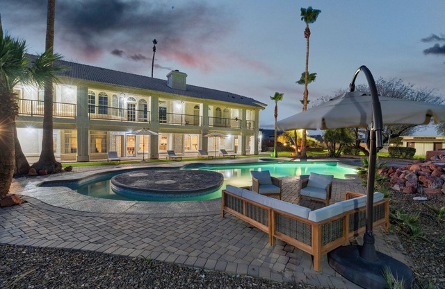 Perfect Getaway: Spacious 3- Bed, 2 bath Oasis in Litchfield Park Awaits!