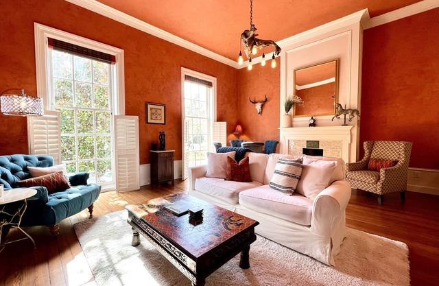 Perfect Getaway Walking Distance to Everything w/ Parking by Lucky Savannah