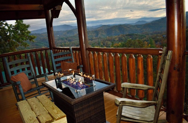 PERFECT LOCATION! GORGEOUS BREATHTAKING VIEWS, SPACIOUS CABIN, FUN AND RELAXING.
