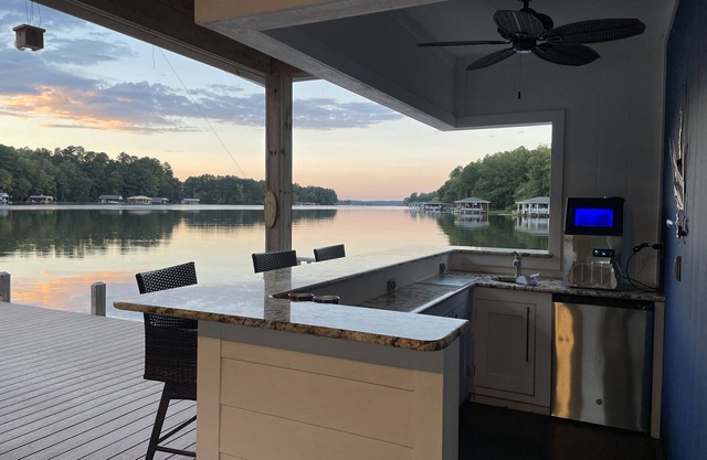 Perfect! Waterfront Cottage-2 story boathouse w/ Bar - off main lake!