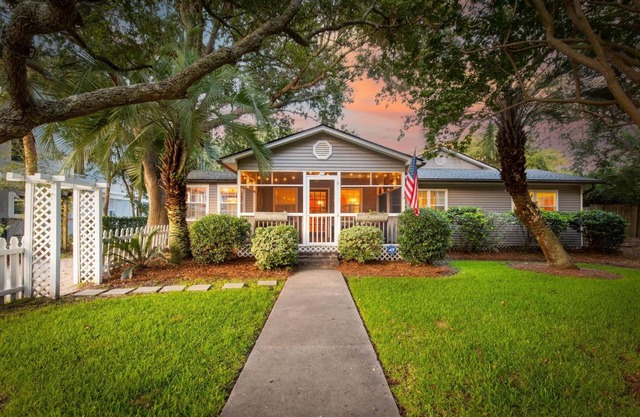 Pet Friendly!!! 2 blocks from Beach - 1 house away from Park - 4 Bikes!!!