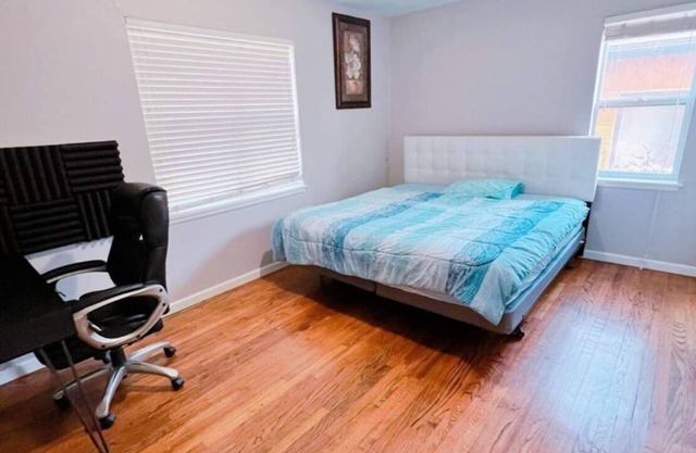 Charming 3-bedroom house with AC, fitness room in superb Oklahoma City