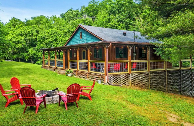 Pet-friendly 3BD Cabin w/ HOT TUB! FirePit +Arcade