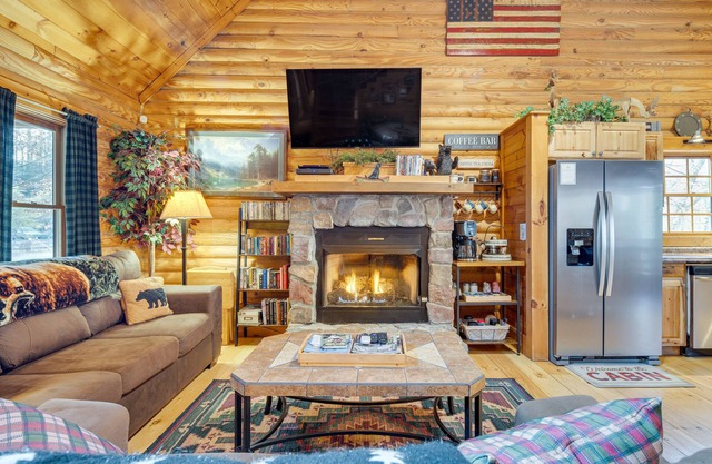 Pet-Friendly Cabin w/ Loft: 5 Mi to Lake Lure!