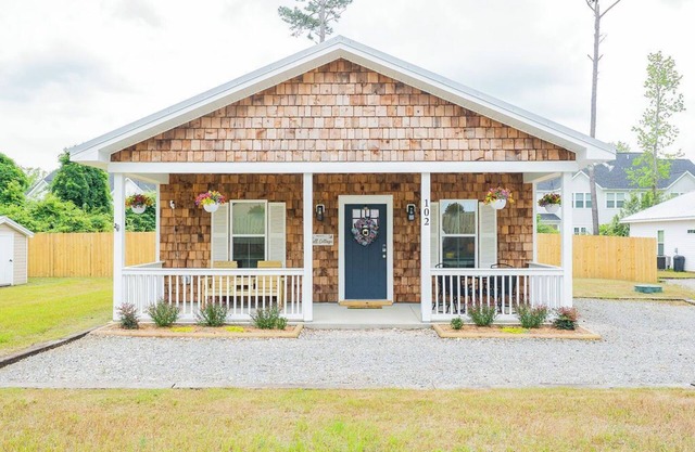 Cozy Quiet Cottage: near Downtown and ILM Airport