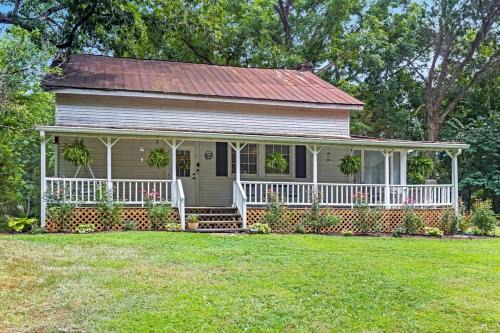 Pet Friendly! Farmhouse near the Harpeth River