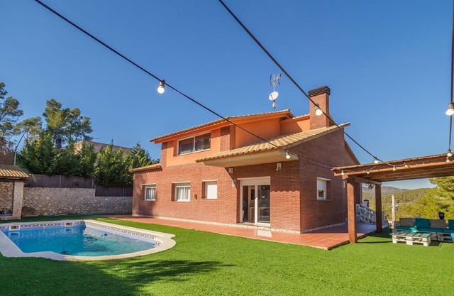 Villa de vacaciones "Mas Mestre" con vistas a la montaña, piscina y Wi-Fi; mascotas permitidas