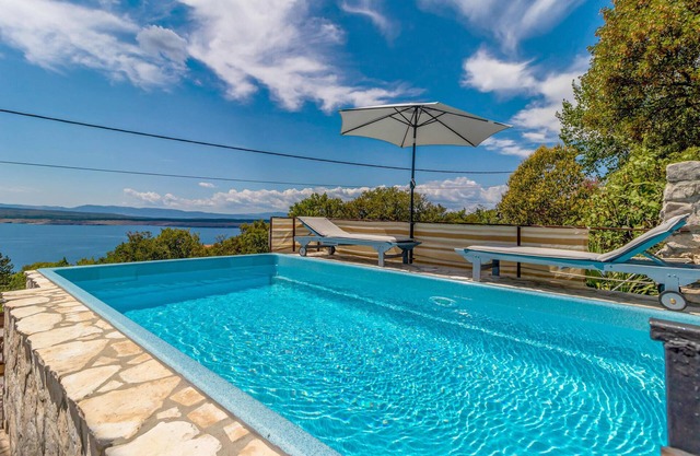 Hermosa casa en Dramalj con jacuzzi