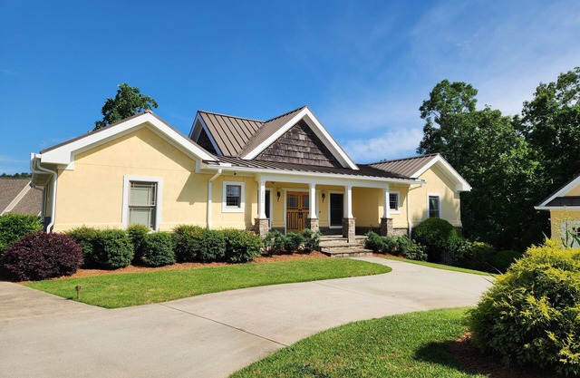 Pet-Friendly Keowee lakefront luxury home w/dock, 5BR, kayaks, stone fire pit