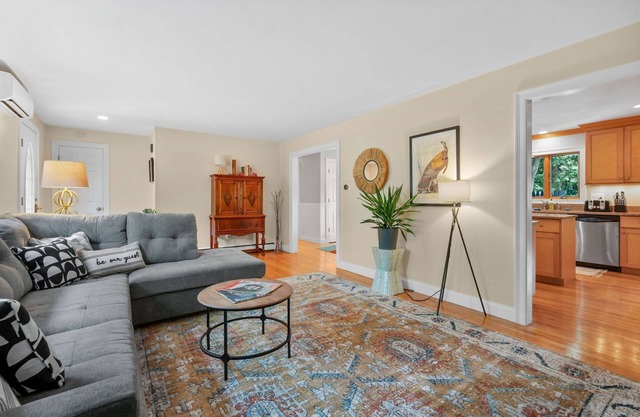 Pet Friendly, Sleeps 4, Huge Back Yard, Skaket Beach