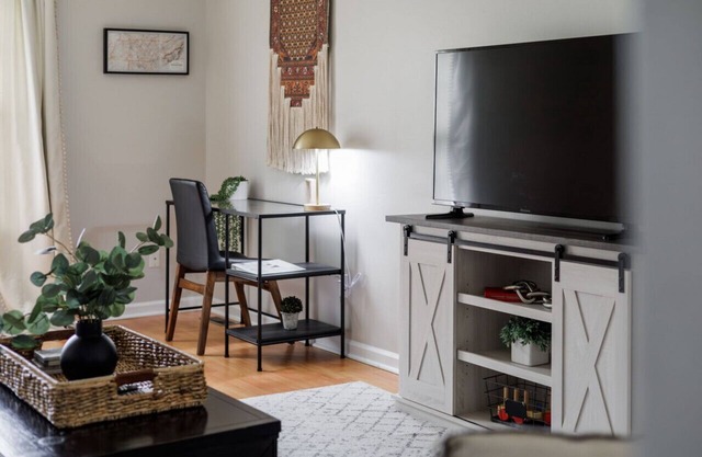 Wild Joy| King Bed, Pet-Friendly Stay, Fenced Yard
