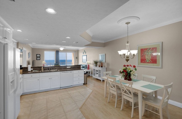 PET FRIENDLY-POOLSIDE CAFE-HOT TUB- GRILL-BEACH FRONT VIEW!!!!