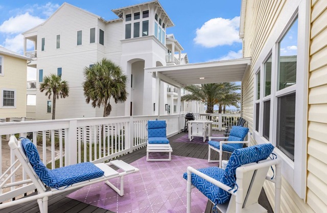 Pet Friendly 2 Bedroom Townhome in Inlet Beach, Gulf Views, 2 King Beds!