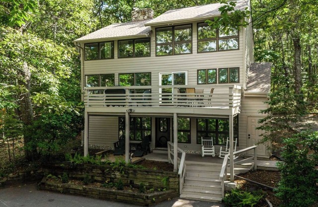 ski in/out hot-tub, Sauna, dog friendly, all amenities included, walk to slopes.