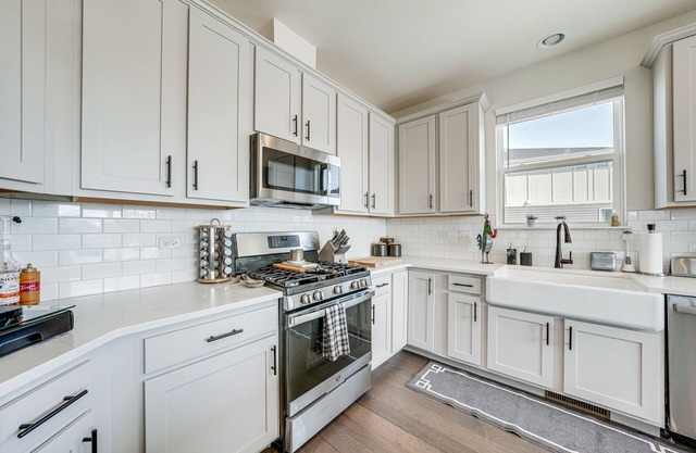 Pet-Friendly Warrenville Townhome w/ Gas Grill!
