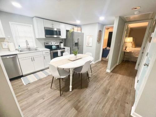 Pet- & kid-equipped 2 br cottage near downtown