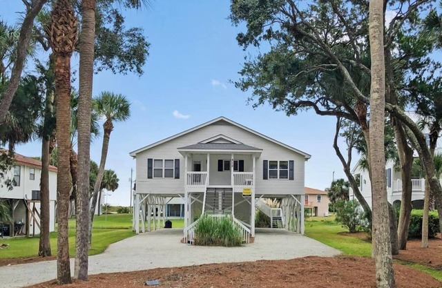 Petty House | Partial Ocean Views | Walk to Beach & Town | Sleeps 8